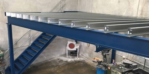 Steel mezzanine floor with beams and purlins